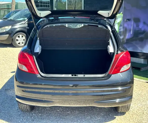 Peugeot 207 2010 - 4980 EUR, 255120 km - AUTO.MOTO.pt - 255120km - foto 16 de 17