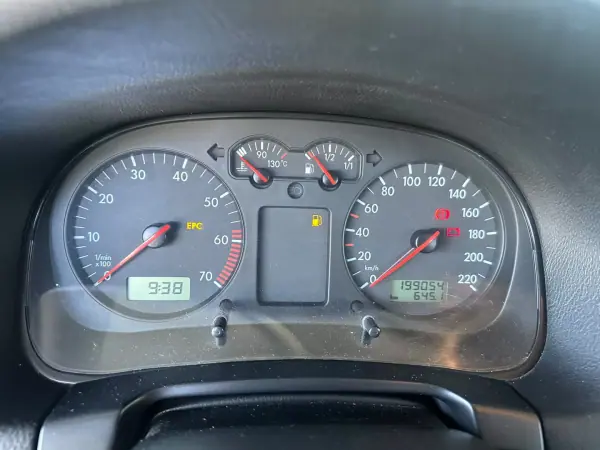 Volkswagen Golf 2000 - 4900 EUR, 199054 km - AUTO.MOTO.pt - 199054km - foto 17 de 27