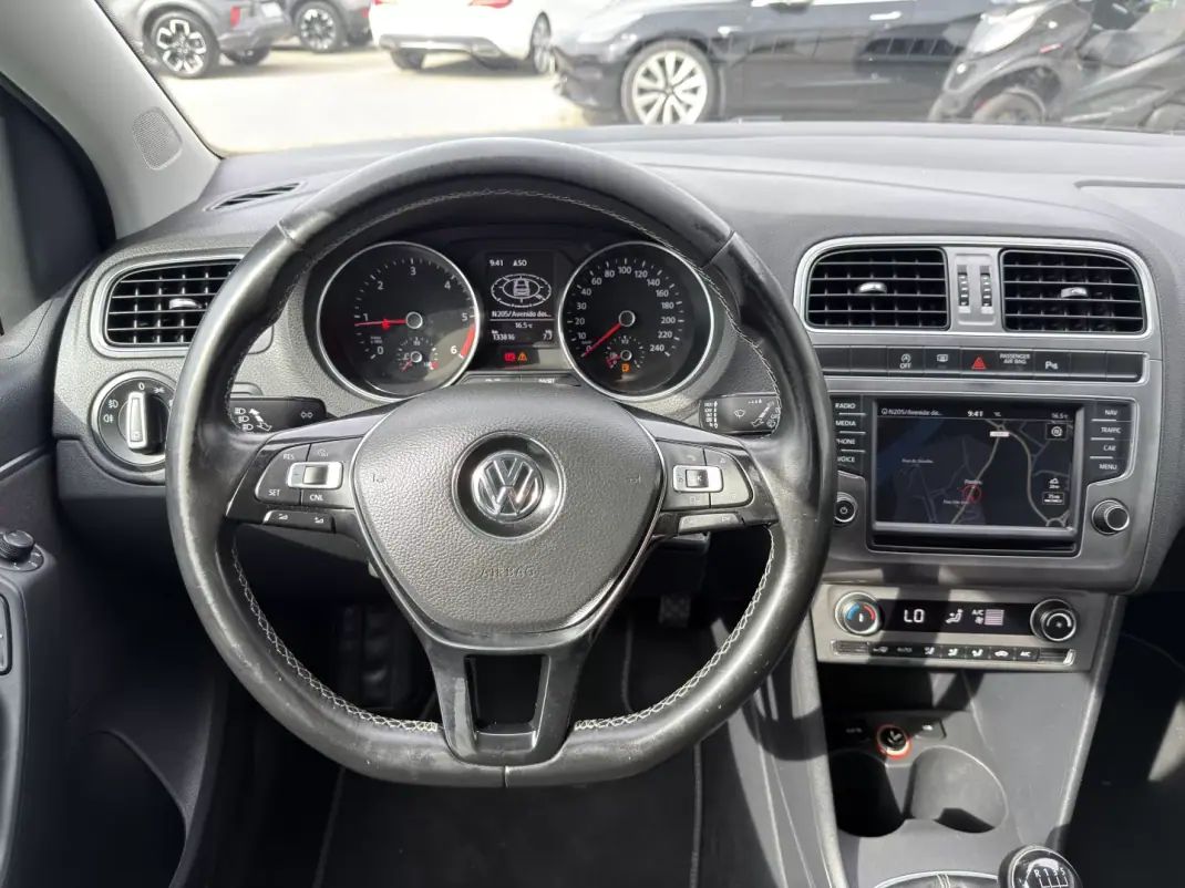 Volkswagen Polo 2015 - 10450 EUR, 133800 km - AUTO.MOTO.pt - 133800km - foto 6 de 12
