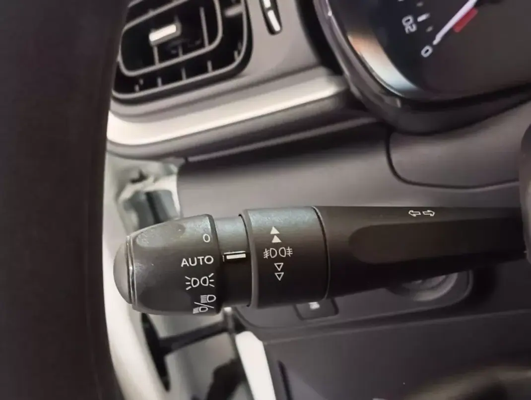 Citroën C3 2018 - 13800 EUR, 156000 km - AUTO.MOTO.pt - 156000km - foto 8 de 14