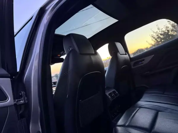 Jaguar F-Pace 2016 - 30999 EUR, 144450 km - AUTO.MOTO.pt - 144450km - foto 24 de 33