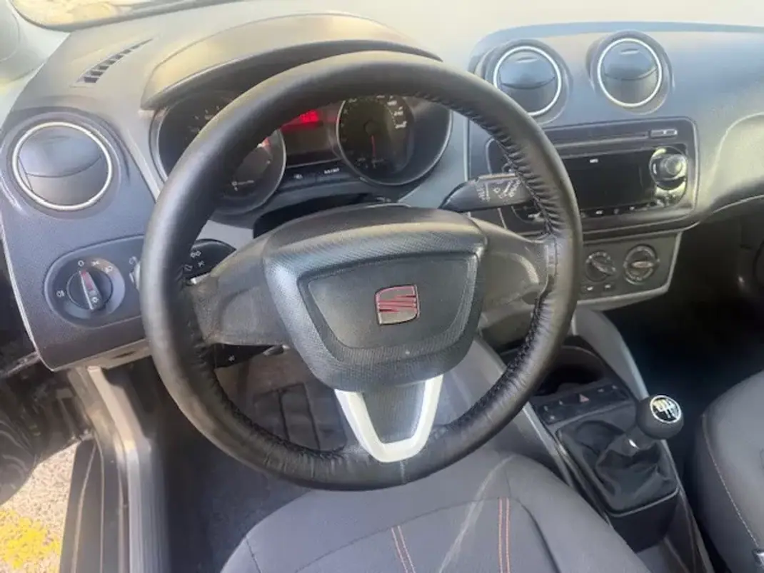SEAT Ibiza 2010 - 5750 EUR, 156000 km - AUTO.MOTO.pt - 156000km - foto 19 de 33