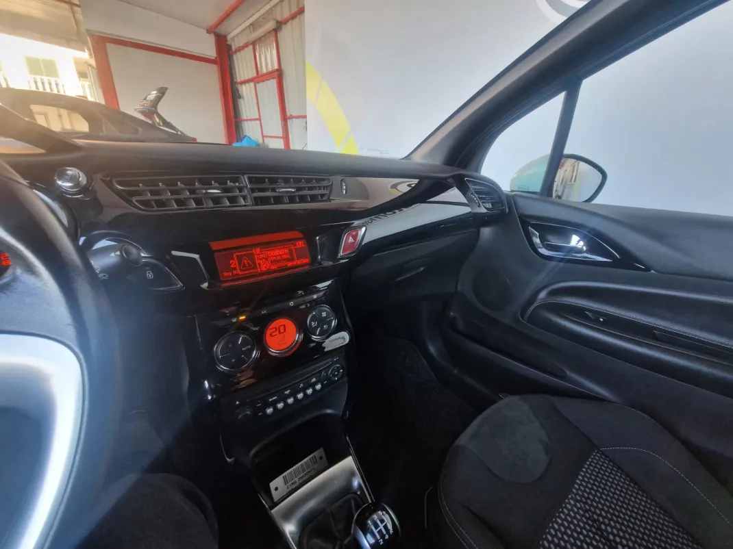 DS DS3 2011 - 9990 EUR, 188000 km - AUTO.MOTO.pt - 188000km - foto 18 de 22