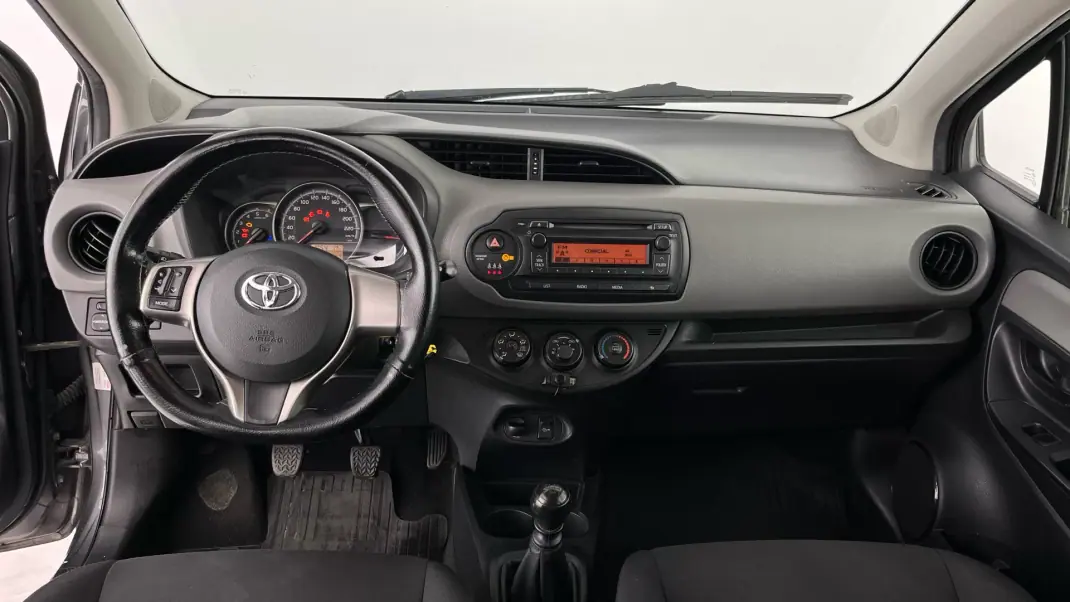 Toyota Yaris 2015 - 7950 EUR, 332062 km - AUTO.MOTO.pt - 332062km - foto 9 de 10