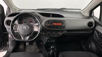 Toyota Yaris 2015 - 7950 EUR, 332062 km - AUTO.MOTO.pt - 332062km - foto 9 de 10
