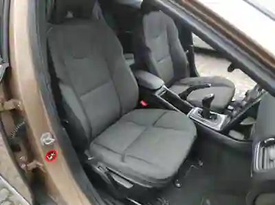 Volvo V40 Cross Country 2014 - 9900 EUR, 235000 km - AUTO.MOTO.pt - 235000km - foto 12 de 15