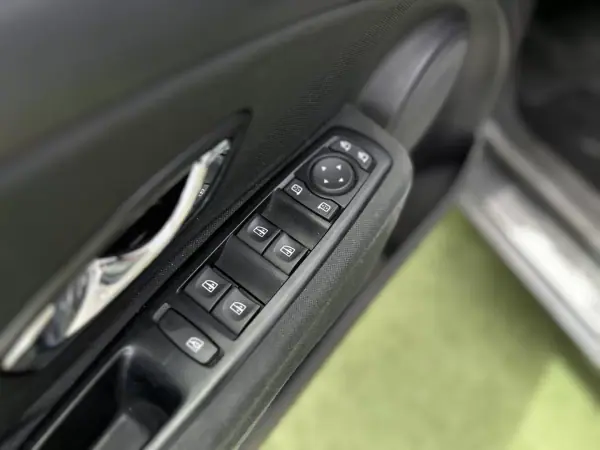 Renault Mégane Sport Tourer 2015 - 7990 EUR, 194000 km - AUTO.MOTO.pt - 194000km - foto 45 de 47