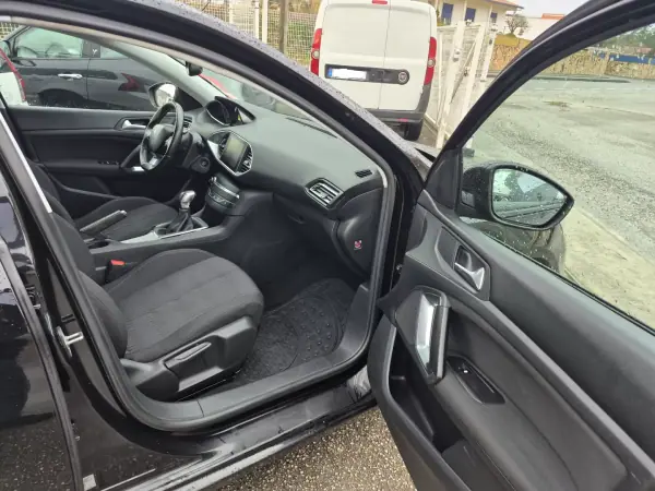 Peugeot 308 SW 2016 - 9500 EUR, 276600 km - AUTO.MOTO.pt - 276600km - foto 10 de 12