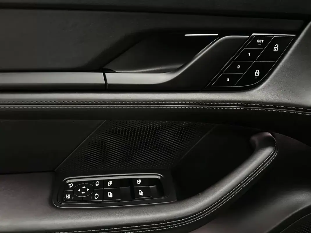 Porsche Taycan 2023 - 68800 EUR, 94000 km - AUTO.MOTO.pt - 94000km - foto 14 de 20