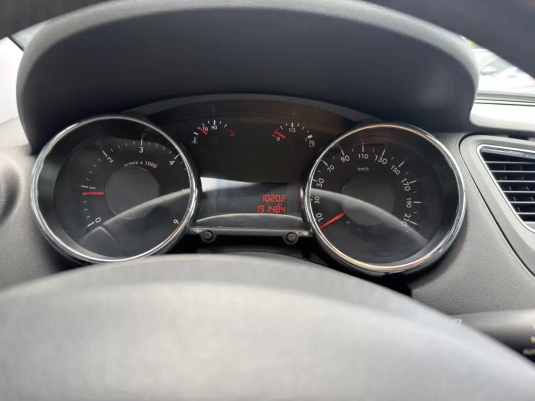 Peugeot 5008 2010 - 7500 EUR, 191000 km - AUTO.MOTO.pt - 191000km - foto 17 de 17