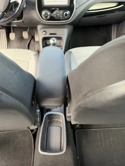 Renault Captur 2017 - 12500 EUR, 112400 km - AUTO.MOTO.pt - 112400km - foto 24 de 27