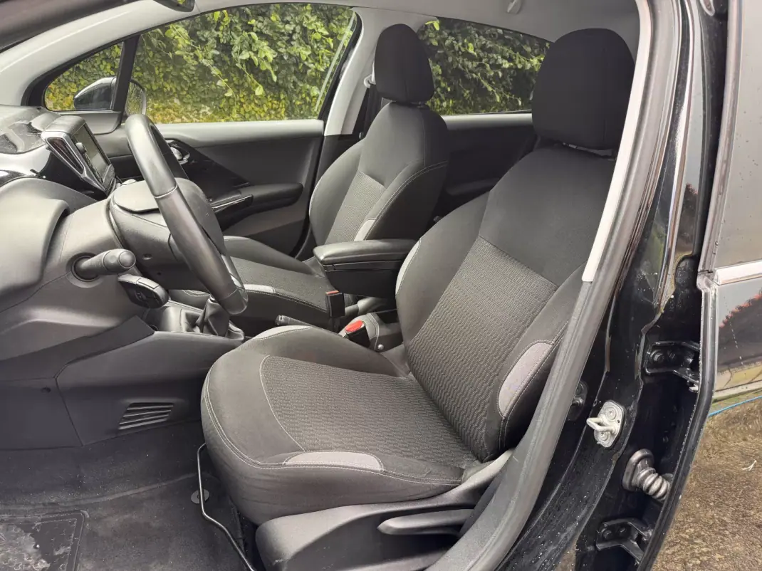 Peugeot 208 2016 - 9900 EUR, 90526 km - AUTO.MOTO.pt - 90526km - foto 19 de 22