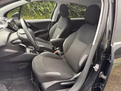 Peugeot 208 2016 - 9900 EUR, 90526 km - AUTO.MOTO.pt - 90526km - foto 19 de 22