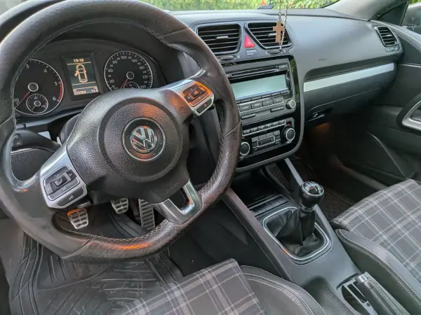 Volkswagen Scirocco 2012 - 11990 EUR, 226000 km - AUTO.MOTO.pt - 226000km - foto 15 de 16