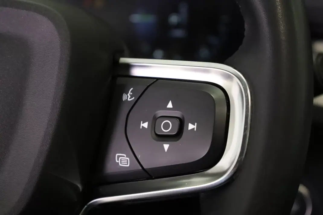 Volvo XC 40 2022 - 28990 EUR, 98750 km - AUTO.MOTO.pt - 98750km - foto 48 de 51