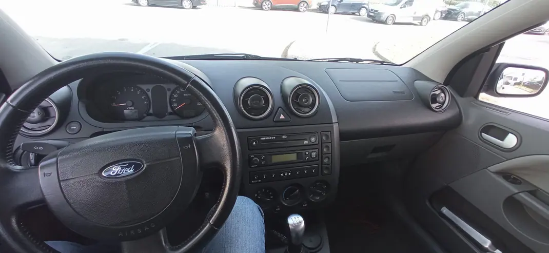 Ford Fiesta 2002 - 2000 EUR, 200000 km - AUTO.MOTO.pt - 200000km - foto 3 de 9