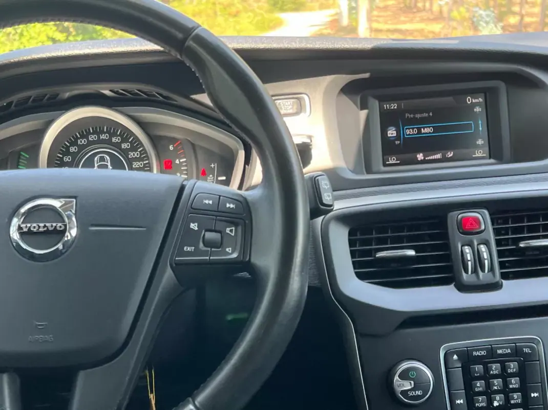 Volvo V40 2017 - 15900 EUR, 120000 km - AUTO.MOTO.pt - 120000km - foto 18 de 39