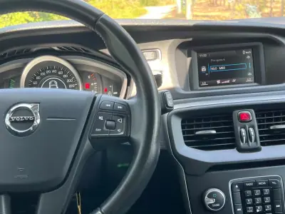 Volvo V40 2017 - 15900 EUR, 120000 km - AUTO.MOTO.pt - 120000km - foto 18 de 39
