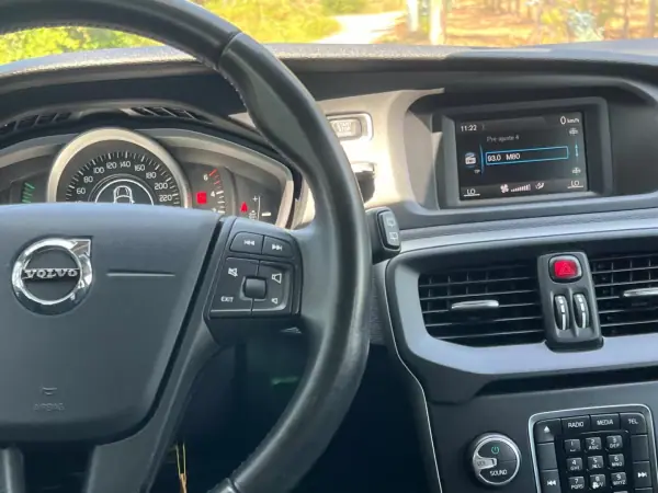 Volvo V40 2017 - 15900 EUR, 120000 km - AUTO.MOTO.pt - 120000km - foto 18 de 39