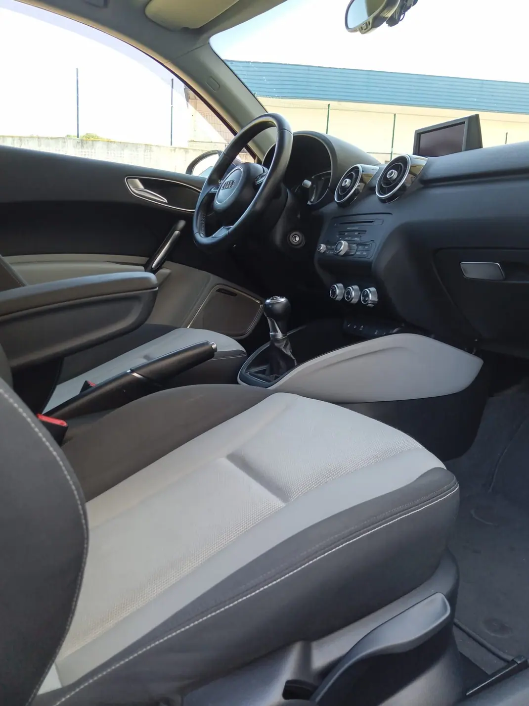 Audi A1 2010 - 6950 EUR, 189700 km - 189700km - foto 10 de 13