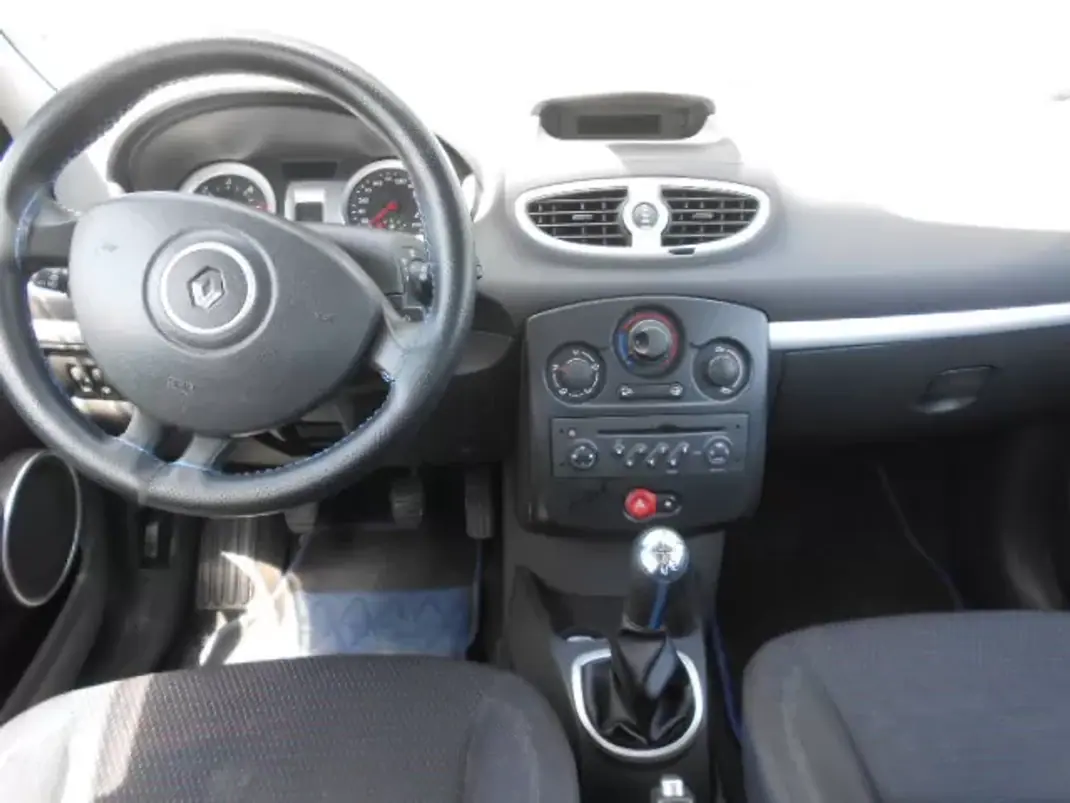 Renault Clio 2006 - 4750 EUR, 265045 km - AUTO.MOTO.pt - 265045km - foto 9 de 12