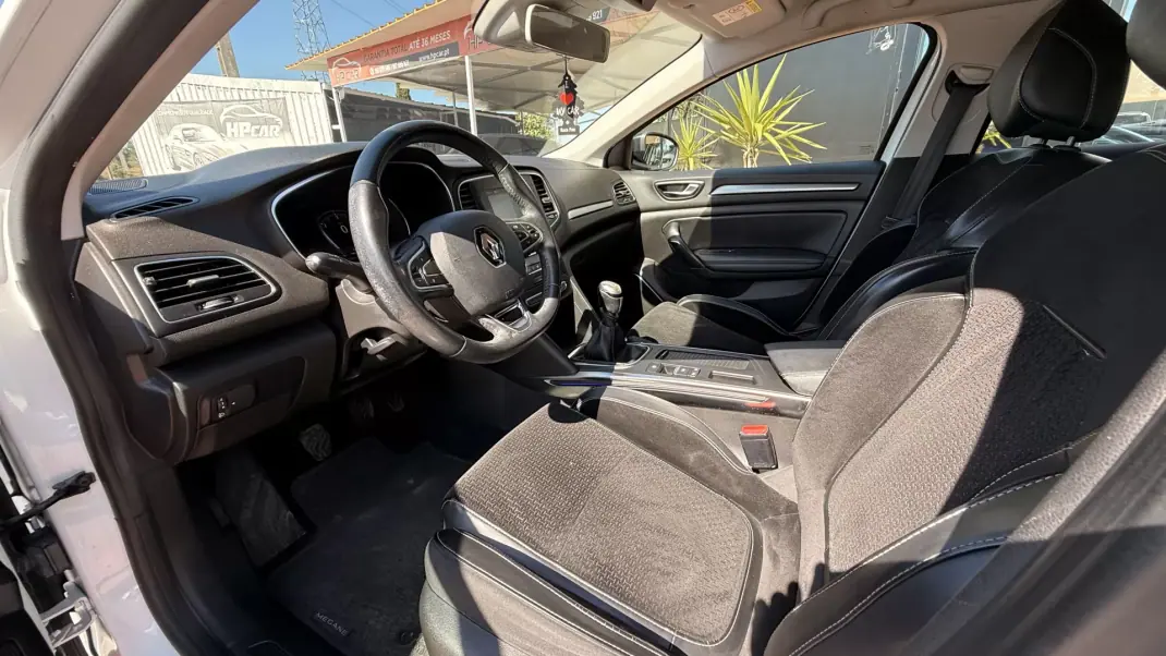 Renault Mégane 2016 - 8990 EUR, 208000 km - AUTO.MOTO.pt - 208000km - foto 23 de 27