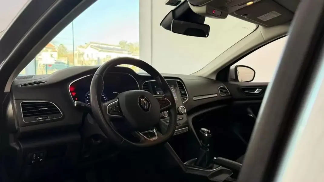 Renault Mégane Sport Tourer 2020 - 13990 EUR, 137993 km - AUTO.MOTO.pt - 137993km - foto 21 de 32