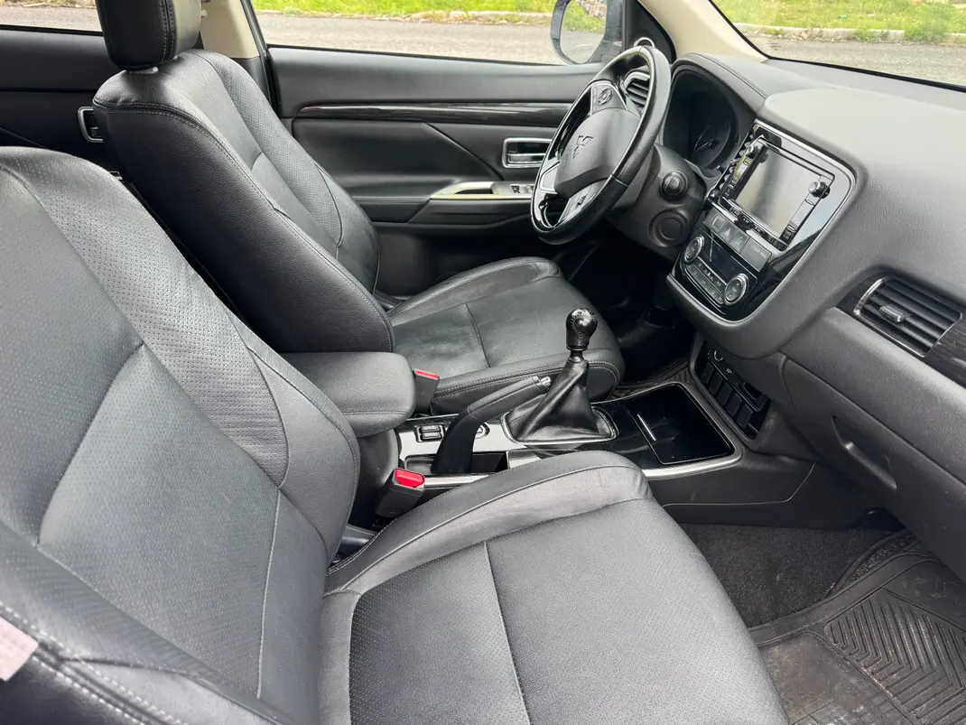 Mitsubishi Outlander 2017 - 15750 EUR, 185000 km - AUTO.MOTO.pt - 185000km - foto 6 de 15