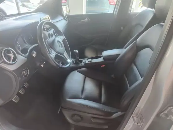 Mercedes-Benz B 180 2012 - 10990 EUR, 221000 km - AUTO.MOTO.pt - 221000km - foto 11 de 35