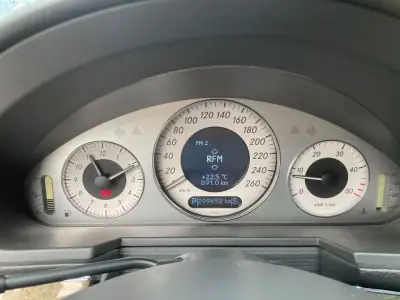 Mercedes-Benz E 270 2002 - 9250 EUR, 299650 km - AUTO.MOTO.pt - 299650km - foto 11 de 20