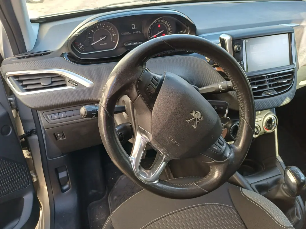 Peugeot 208 2016 - 6500 EUR, 130000 km - 130000km - foto 5 de 7