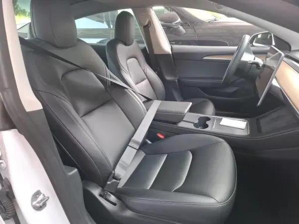 Tesla Model 3 2023 - 31900 EUR, 42949 km - AUTO.MOTO.pt - 42949km - foto 7 de 9