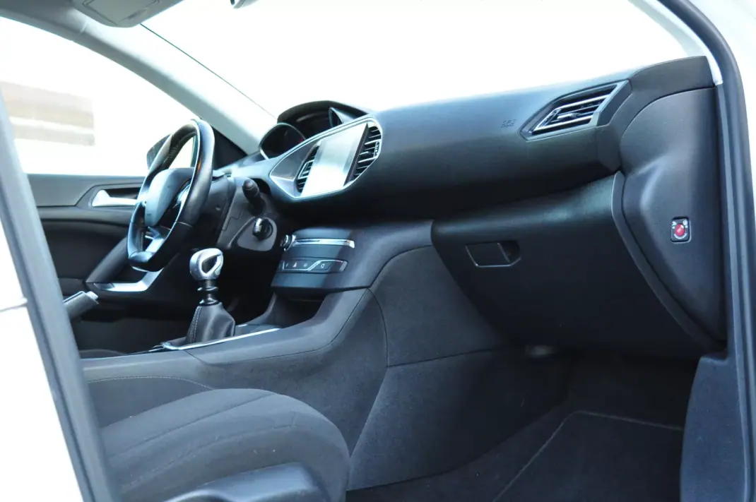 Peugeot 308 SW 2017 - 10900 EUR, 119000 km - AUTO.MOTO.pt - 119000km - foto 9 de 17