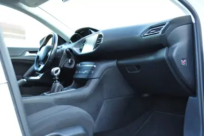 Peugeot 308 SW 2017 - 10900 EUR, 119000 km - AUTO.MOTO.pt - 119000km - foto 9 de 17
