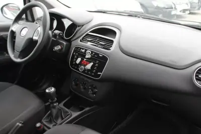 Fiat Punto 2018 - 8990 EUR, 149000 km - AUTO.MOTO.pt - 149000km - foto 9 de 11