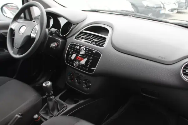 Fiat Punto 2018 - 8990 EUR, 149000 km - AUTO.MOTO.pt - 149000km - foto 9 de 11