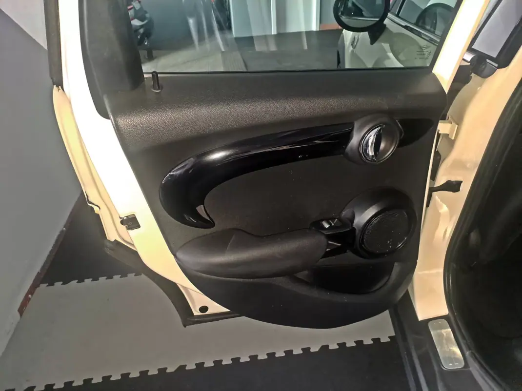 MINI 5 Portas 2015 - 12500 EUR, 130000 km - AUTO.MOTO.pt - 130000km - foto 12 de 19