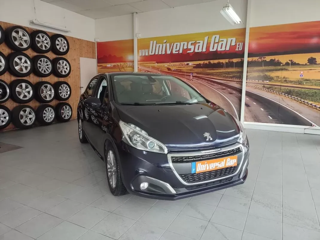 Peugeot 208 2018 - 14900 EUR, 144000 km - AUTO.MOTO.pt - 144000km - foto 1 de 13