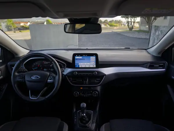 Ford Focus 2018 - 12990 EUR, 90000 km - AUTO.MOTO.pt - 90000km - foto 14 de 36