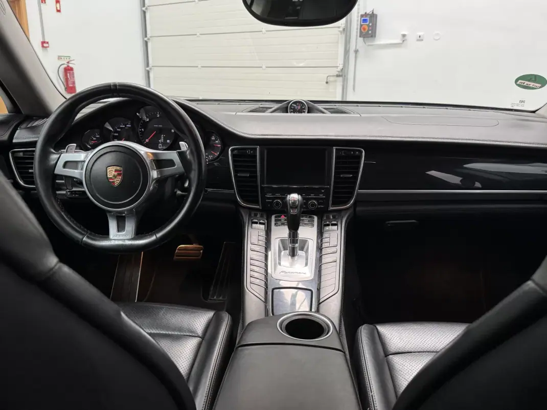 Porsche Panamera 2015 - 33990 EUR, 247000 km - AUTO.MOTO.pt - 247000km - foto 24 de 44