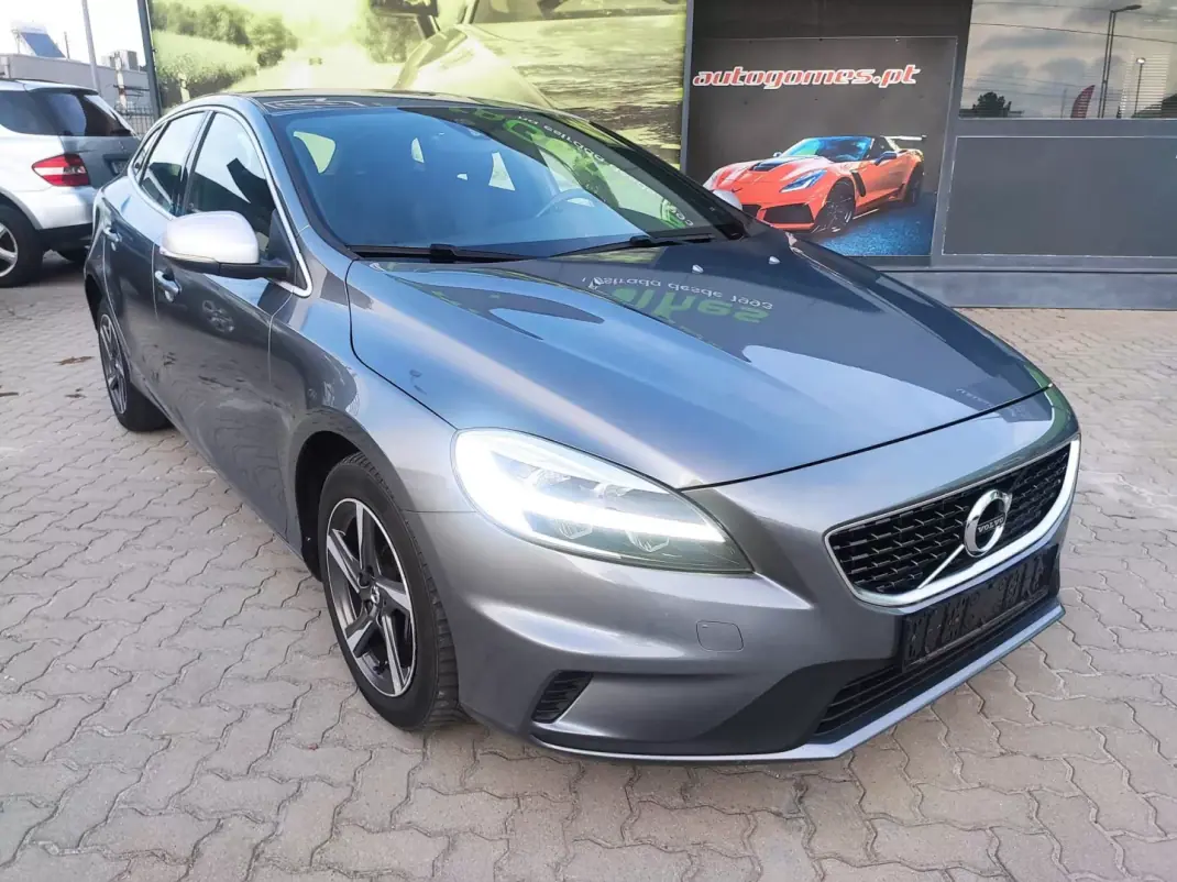 Volvo V40 2018 - 17500 EUR, 185000 km - AUTO.MOTO.pt - 185000km - foto 11 de 28