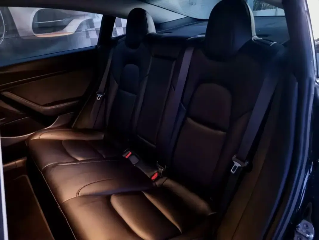 Tesla Model 3 2020 - 28500 EUR, 75000 km - 75000km - foto 5 de 10