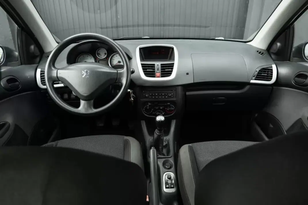 Peugeot 206 2010 - 5850 EUR, 96800 km - AUTO.MOTO.pt - 96800km - foto 11 de 19