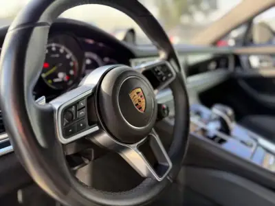 Porsche Panamera 2018 - 74500 EUR, 50941 km - AUTO.MOTO.pt - 50941km - foto 25 de 41