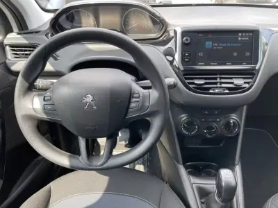 Peugeot 208 2019 - 11900 EUR, 56000 km - AUTO.MOTO.pt - 56000km - foto 8 de 13