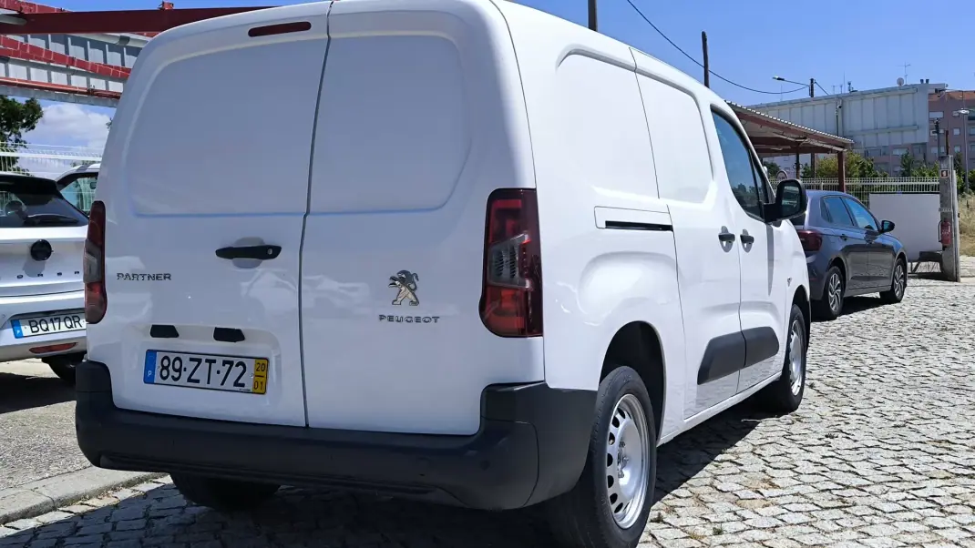 Peugeot 2020 - 13950 EUR, 107308 km - AUTO.MOTO.pt - 107308km - foto 4 de 8