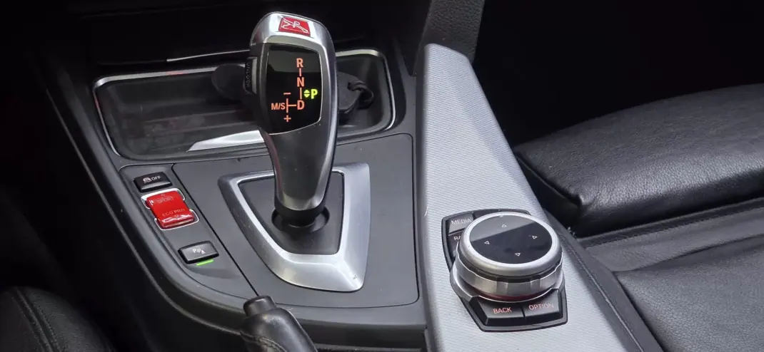 BMW 320 2013 - 21750 EUR, 170000 km - AUTO.MOTO.pt - 170000km - foto 46 de 51