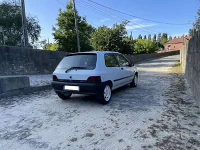 Renault Clio 1993 - 3900 EUR, 283000 km - AUTO.MOTO.pt - 283000km - foto 9 de 39