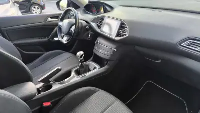 Peugeot 308 SW 2018 - 10800 EUR, 175000 km - AUTO.MOTO.pt - 175000km - foto 13 de 16