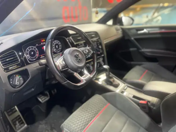 Volkswagen Golf 2019 - 30500 EUR, 106000 km - AUTO.MOTO.pt - 106000km - foto 31 de 47
